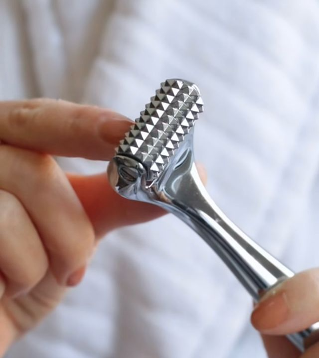 Elyse Facial Glow Roller Depuffing Smoothing Cooling